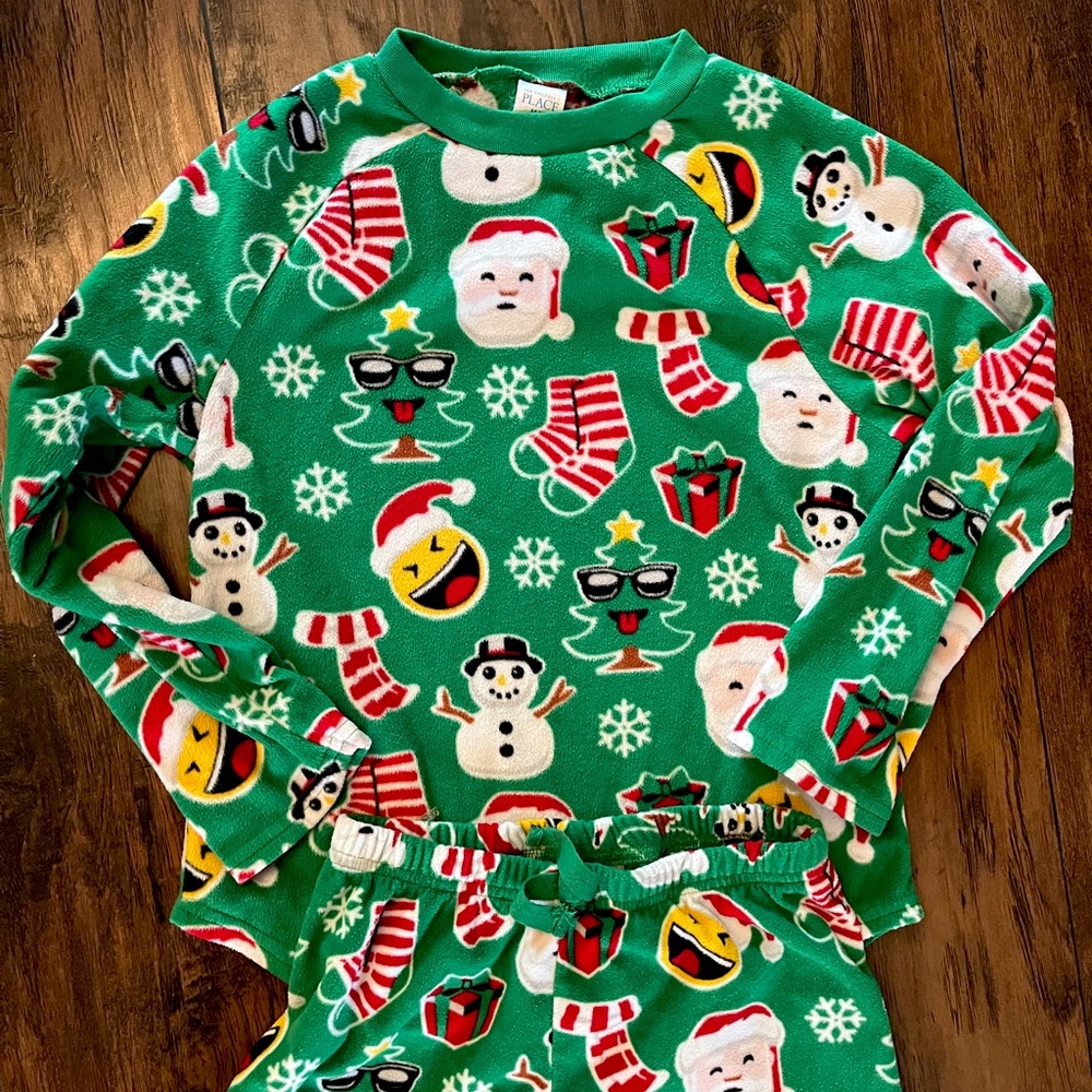 Green Unisex Children’s Place Christmas Emoji Pajama Set size Medium 7/8